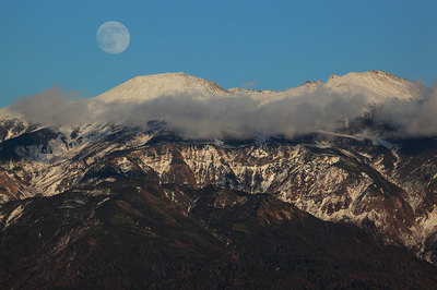白山から上る月