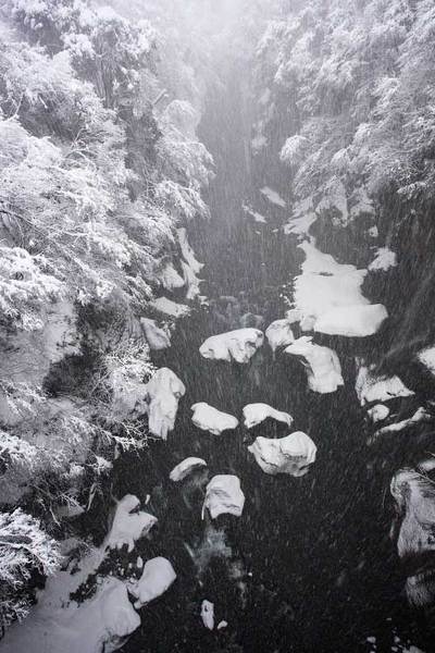 不老橋から雪降る手取峡谷